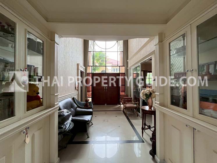 House with Shared Pool in Srinakarin 